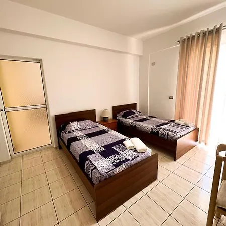 Garden Apt-5 Apartmán *