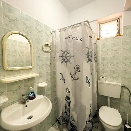 Garden Apt-5 *